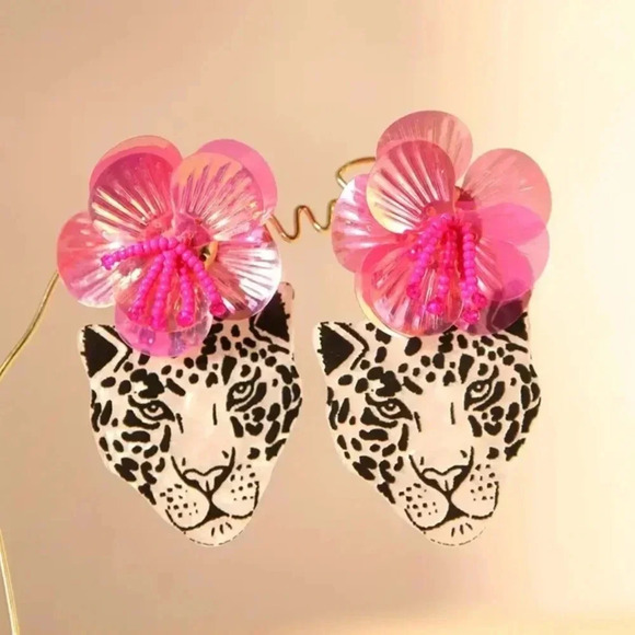 NWTs Pink Floral Cheetah stud earrings - Picture 1 of 3